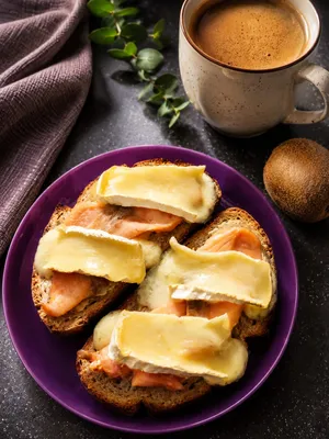 Tartines de pain de campagne au saumon fumé et camembert fondant
